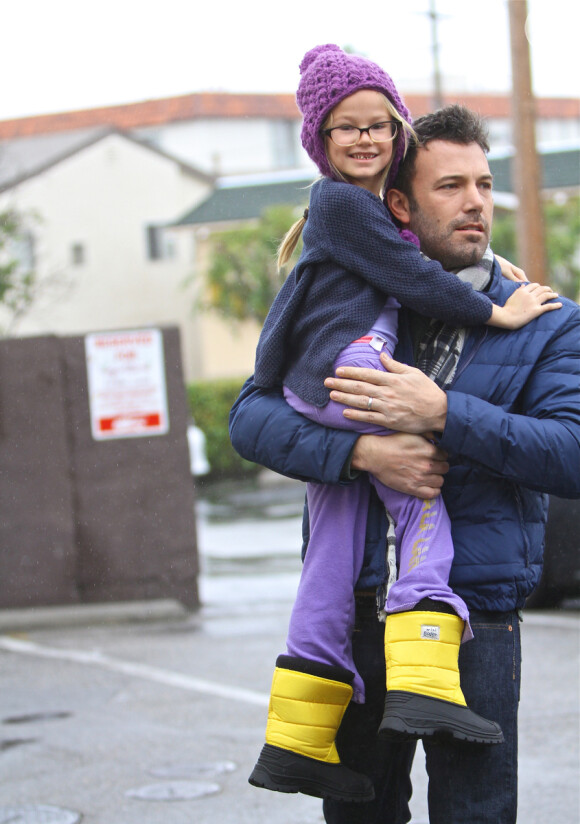 Ben Affleck leva a filha Violet no colo para as compras de Natal, em 16 de dezembro de 2012