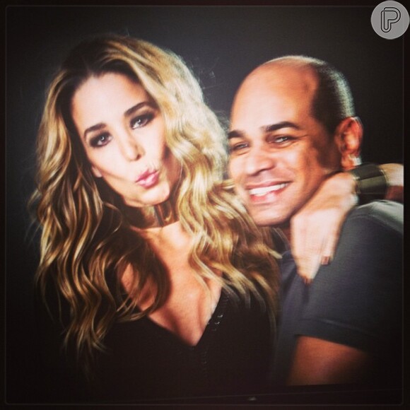 Danielle Winits e o maquiador Kaka Moraes nos bastidores da sessão de fotos da revista 'Glad', que a atriz estampa a capa em outubro