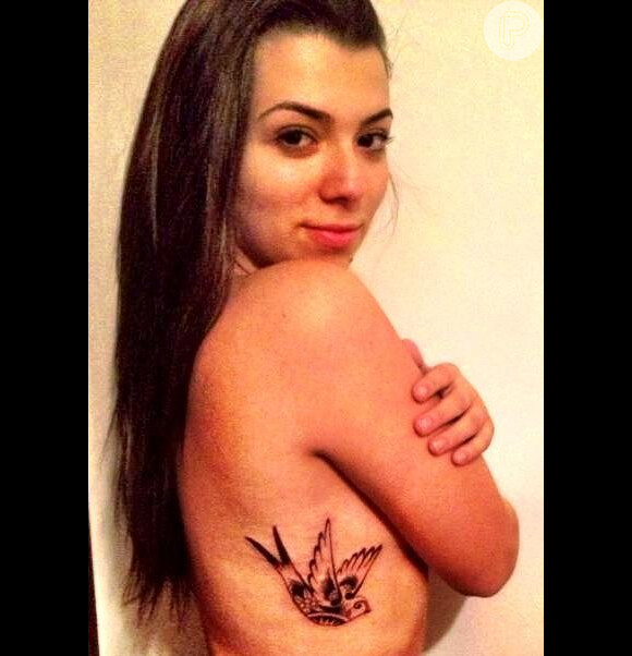 Petra Mattar tatuou uma andorinha na costela e exibiu orgulhosa a imagem no Instagram em agosto de 2013