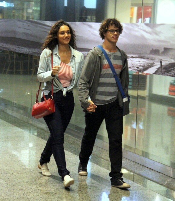 O casal de namorados Débora Nascimento e José Loreto foram ao cinema nesta quarta-feira (4) chuvosa no Rio de Janeiro