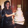 Narcisa Tamborindeguy posa ao lado do bolo de aniversário do hotel Copacabana Palace, no Rio