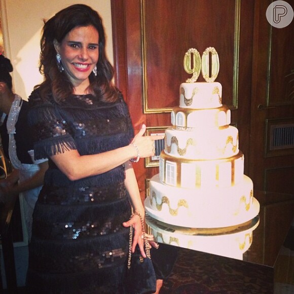 Narcisa Tamborindeguy posa ao lado do bolo de aniversário do hotel Copacabana Palace, no Rio