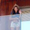 Beyoncé saudando os fãs na sacada do hotel em que se hospedou no Rio de Janeiro em fevereiro de 2010. Na época ela esteve no país para realizar quatro apresentações