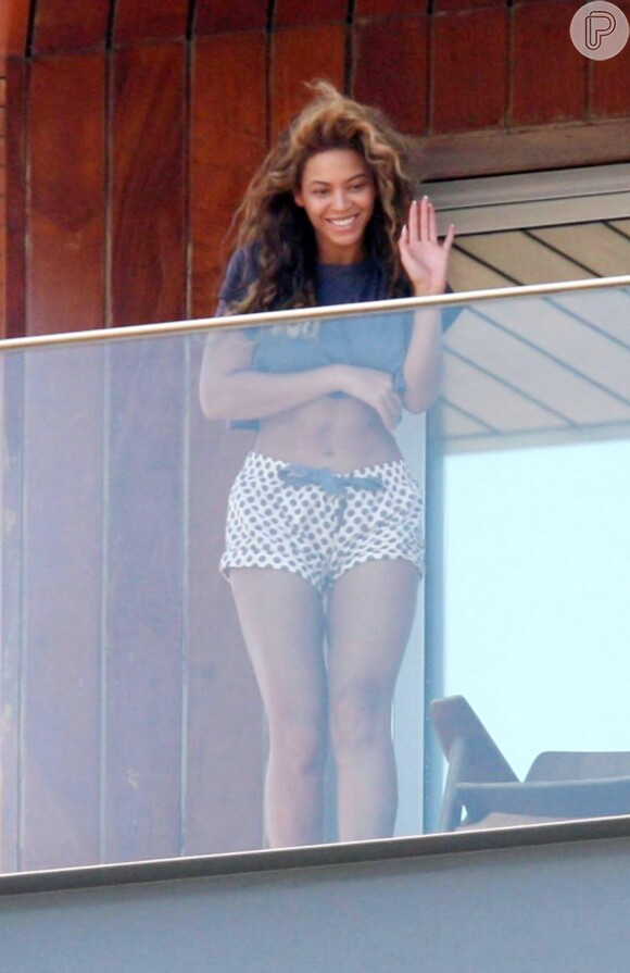 Beyoncé saudando os fãs na sacada do hotel em que se hospedou no Rio de Janeiro em fevereiro de 2010. Na época ela esteve no país para realizar quatro apresentações