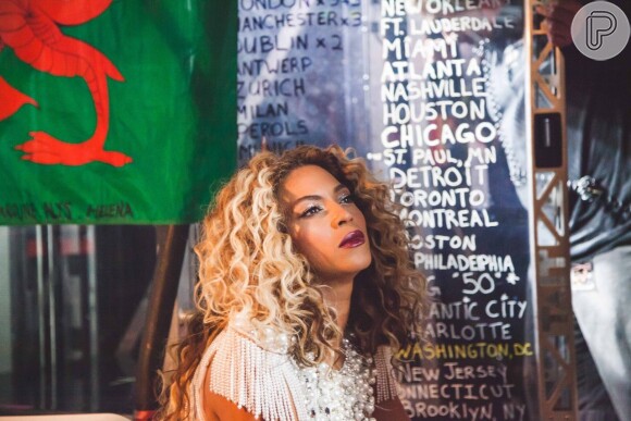 Beyoncé tem um espelho no seu camarim de troca de roupas abaixo do palco principal. No ambiente ela tem uma lista de todas as cidades por onde já passou com a 'The Mrs. Carter Show'