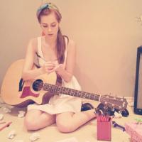 Sophia Abrahão tenta compor nova música com violão: 'Flores vindo por aí'