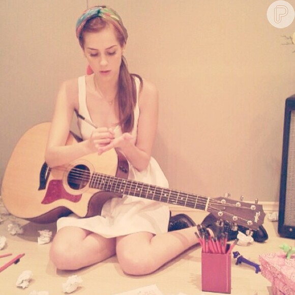 Sophia Abrahão publico foto em que aparece com violão no colo: 'Flores vindo por aí', escreveu em 6 de setembro de 2013