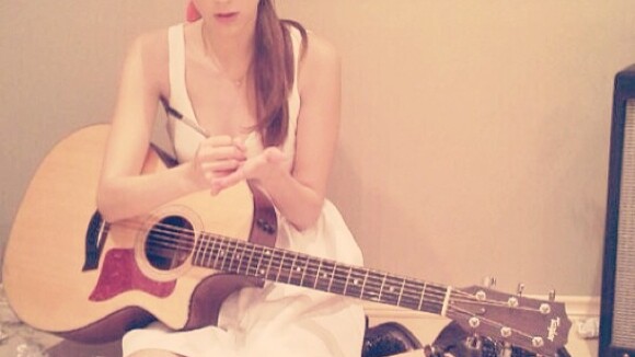 Sophia Abrahão tenta compor nova música com violão: 'Flores vindo por aí'
