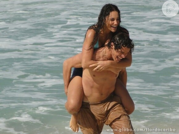 Taís (Débora Nascimento) e Candinho (José Loreto) ficaram bem próximos, em 'Flor do Caribe'