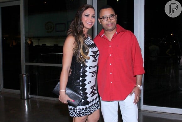 O cantor Dudu Nobre foi ao show de Beth Carvalho com a mulher Priscila Grasso