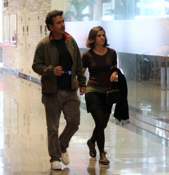 Marcos Palmeira foi visto no shopping ao lado da atriz Georgina Góes