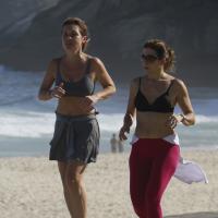 Adriana Esteves é flagrada correndo com a barriga de fora no Rio