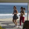 Adriana Esteves e uma amiga correram pela orla da praia de São Conrado