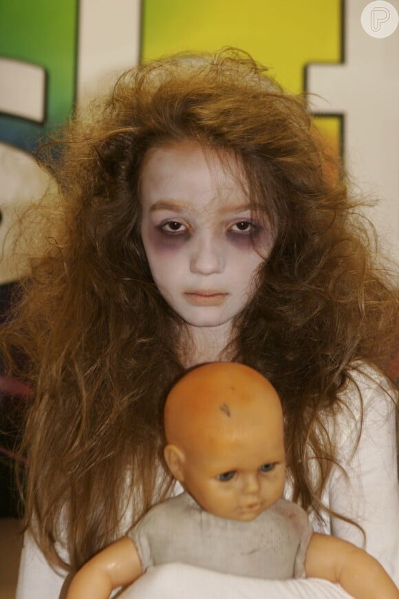 Anna Lyvia Padilha faz a cara da personagem 'menina fantasma' do elevador para gravação da vinheta de fim de ano do SBT; em dezembro de 2012