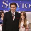 Silvio Santos abraça sua mais nova contratada, Anna Lyvia, no 'Programa Silvio Santos'