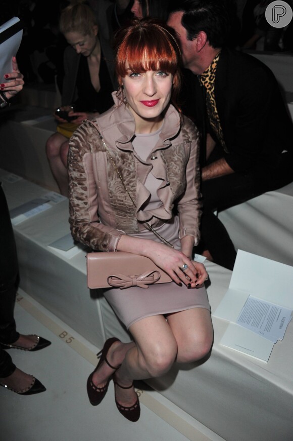 Florence Welch posa com look sóbreo para assistir ao desfile de Valentino na semana de moda de Paris
