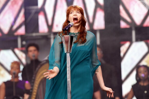 Florence + the Machine está viajando com a turnê 'Ceremonials Tour' não deixa de fora canções como 'Coscmic Love', 'Somethings Got a Hold on Me' e uma versão acústica de 'Never Let Me Go'