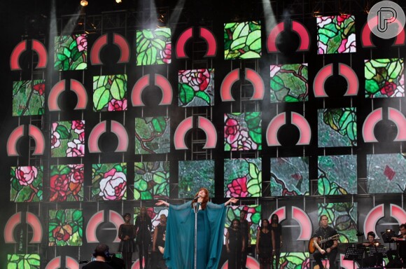 Florence + the Machine promove um ritual durante seus concertos. Com um cenário de vitrais ela é acompanhada por backing vocals que formam um pequeno coral