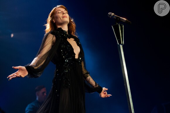 Florence + The Machine transformam os palcos que se apresentam em um grande ritual. O show é repleto de efeitos especiais e um tom bastante intimista