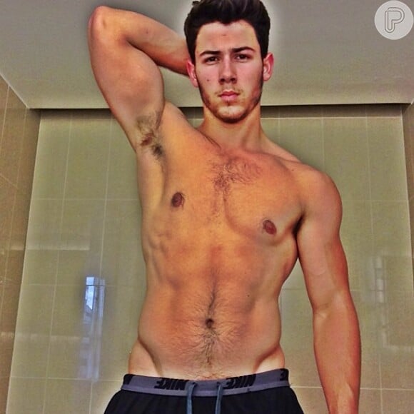 Nick Jonas mostrou recentemente o corpo sarado para provar que mesmo diabético consegue manter uma rotina saudável