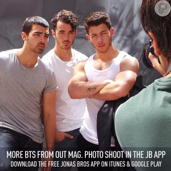 Nick, Kevin e Joe Jonas, os irmãos do Jonas Brothers, posaram para a revista 'Out Magazine' na tarde desta terça-feira. A publicação é voltada para o público gay nos Estados Unidos