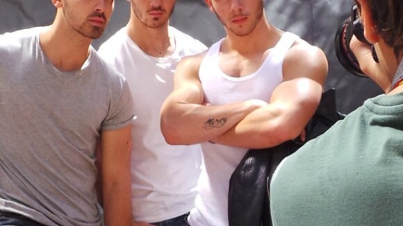 Jonas Brothers posam para revista gay dos Estados Unidos