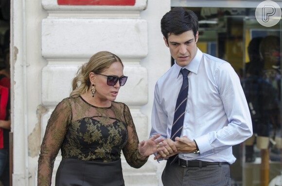 Félix (Mateus Solano) fica ao lado Pilar (Susana Vieira), na guerra judicial contra César (Antonio Fagundes), que tem aloma (Paolla Oliveira) como aliada, em 'Amor à Vida'