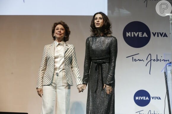 Fernanda Torres ao lado da mãe, Fernanda Montenegro, como mestres de cerimônia do show de Vanessa da Mata, em abril deste ano