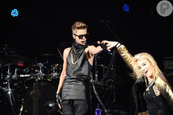 Justin Bieber faz performance com uma de suas bailarinas durante show da turnê 'Believe'