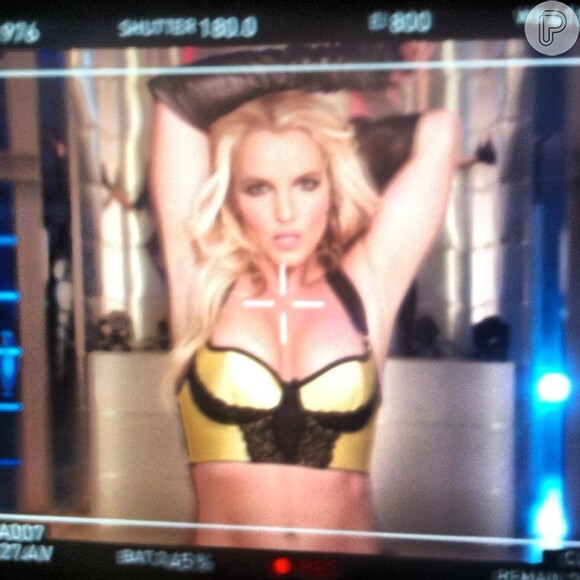 Britney Spears mostrou que o clipe de 'Working Bitch' ja foi gravado e ela volta a usar pouca roupa na produção