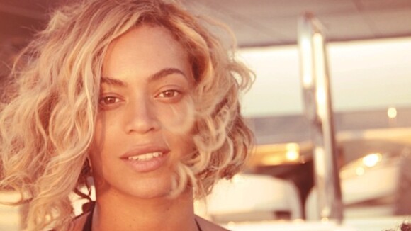 Beyoncé publica fotos com blusa de frio na praia