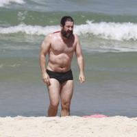 Murilo Benício exibe visual barbudo e barriguinha saliente em dia de praia no RJ