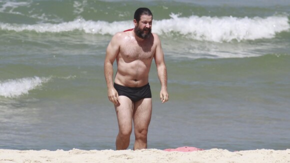 Murilo Benício exibe visual barbudo e barriguinha saliente em dia de praia no RJ