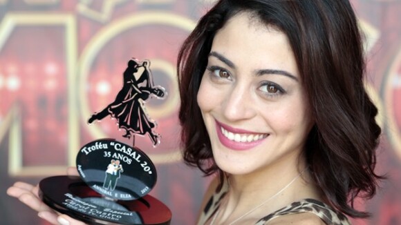 Carol Castro, destaque na 'Dança dos Famosos', é homenageada com troféu