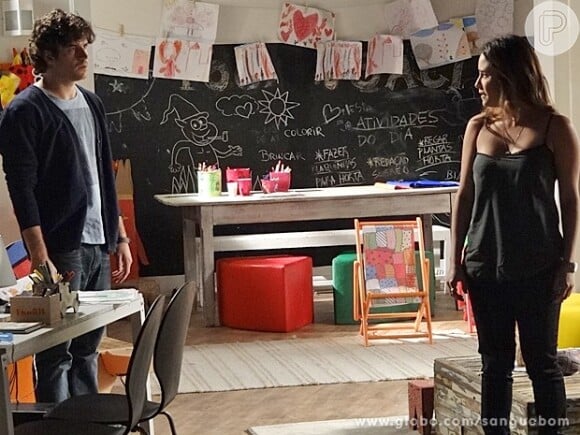 Malu (Fernanda Vasconcellos) conta para Bento (Marco Pigossi) que Socorro (Tatiana Alvim) trocou seu exame de DNA a mando de Amora (Sophie Charlotte), em 'Sangue Bom', em 13 de setembro de 2013