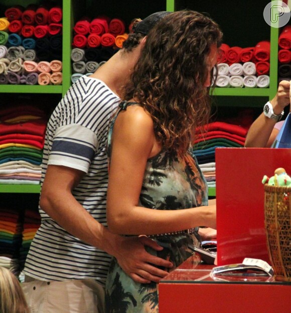 José Loreto abraça Débora Nascimento em loja de produtos para bebês