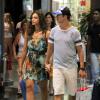 Os dois caminharam de mãos dadas e cheios de compras no shopping carioca