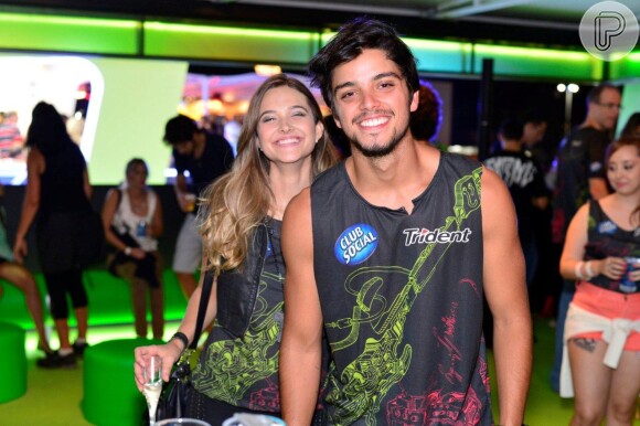 Juliana Paiva e Rodrigo Simas curtiram o Rock in Rio juntos em um dos camarotes
