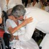 Caetano Veloso abraça a mãe, Dona Canô