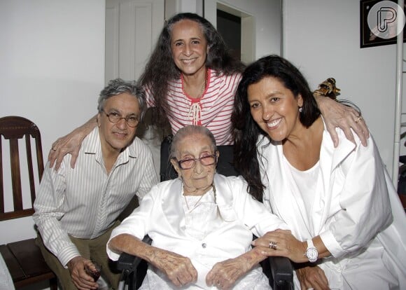 Dona Canô, mãe de Caetano Veloso e Maria Bethânia, completaria 106 anos nesta segunda-feira, 16 de setembro de 2013. Na foto, ela posa também com a apresentadora Regina Casé