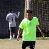 Marcelo D2 joga bola na comemoração do aniversário de Arlindo Cruz