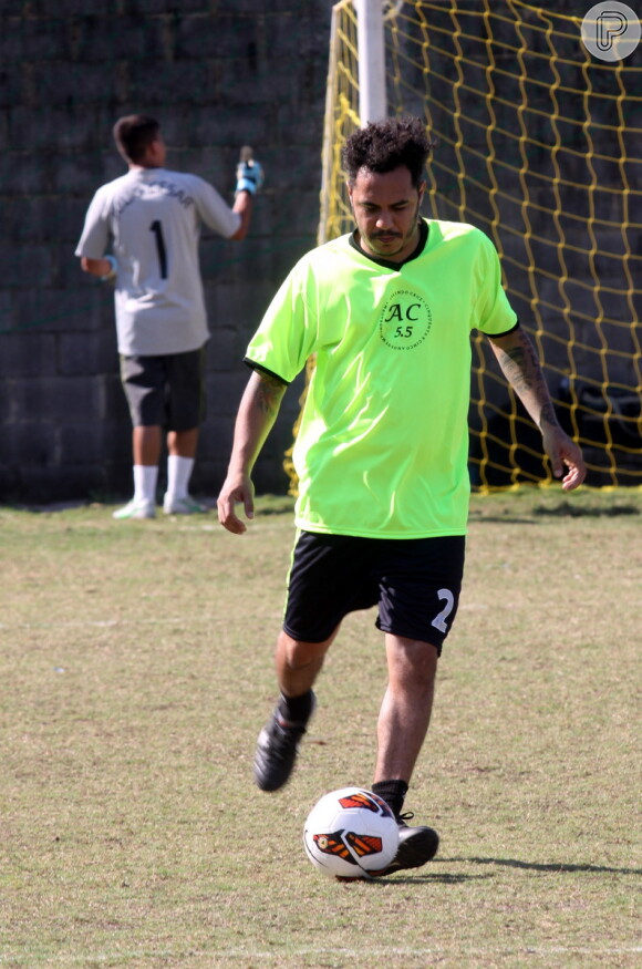 Marcelo D2 joga bola na comemoração do aniversário de Arlindo Cruz