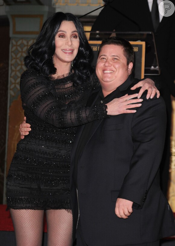 Cher é mãe de Chaz Bono. Ele nasceu mulher e passou por um processo de transformação sexual com cirurgias e hormônios