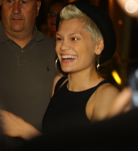 Simpática, Jessie J, atende fãs antes de embarcar