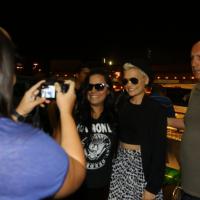 Jessie J, uma das estrelas do Rock in Rio, atende fãs antes de deixar o Brasil