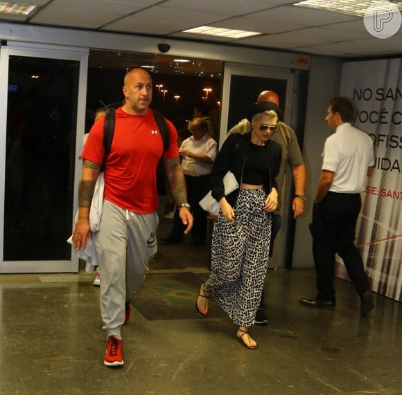 Jessie J embarca no aeroporto Galeão, no Rio de Janeiro