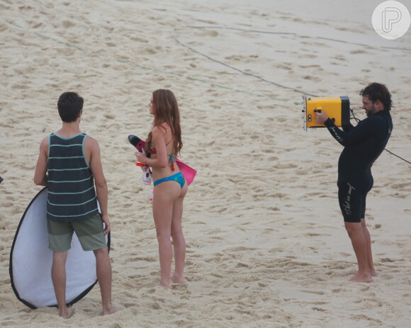 Marina Ruy Barbosa grava de biquíni na Praia da Macumba cena em que Elisa se afoga na novela 'Totalmente Demais', nesta quarta-feira, 17 de fevereiro de 2016