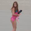 Marina Ruy Barbosa gravou uma cena na praia e mostrou a barriguinha chapada