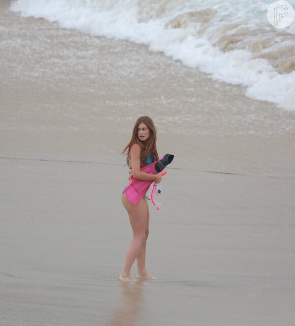 Marina Ruy Barbosa gravou uma cena na praia e mostrou a barriguinha chapada