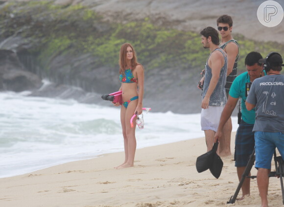 Marina Ruy Barbosa grava de biquíni na Praia da Macumba cena em que Elisa se afoga na novela 'Totalmente Demais', nesta quarta-feira, 17 de fevereiro de 2016